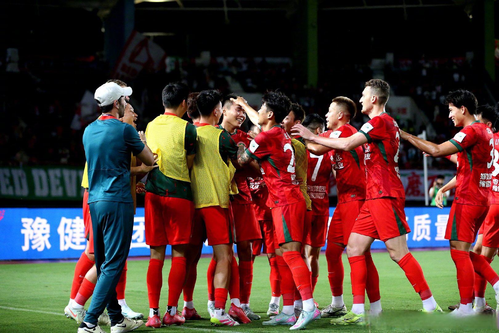 IM体育动画直播通道-国内足球联赛激情四射，球迷热情高涨