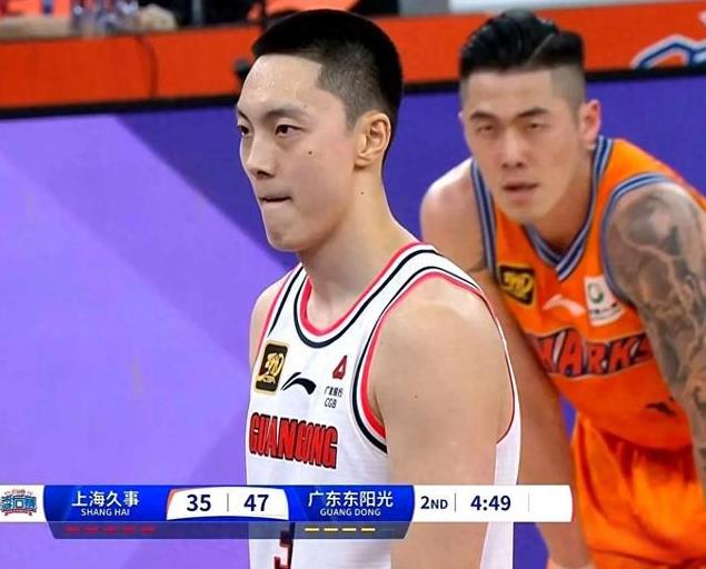 IM体育社区互动入口-广东队鏖战上海队，布克状态火热