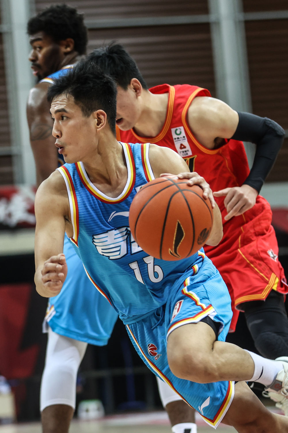 广东队鏖战上海队，布克状态火热