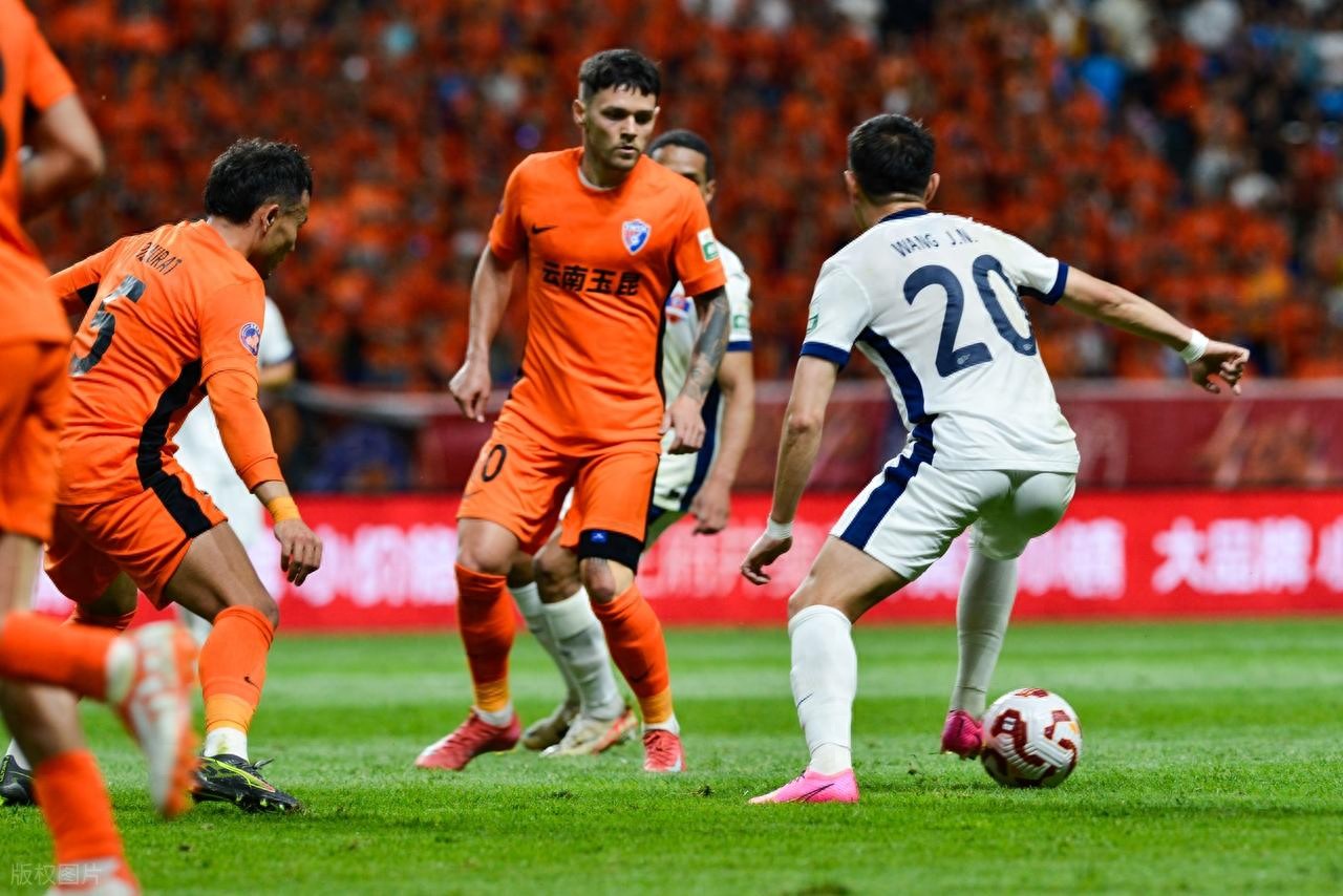 IM体育App下载-足球新星轮番破门，青春风暴席卷联赛