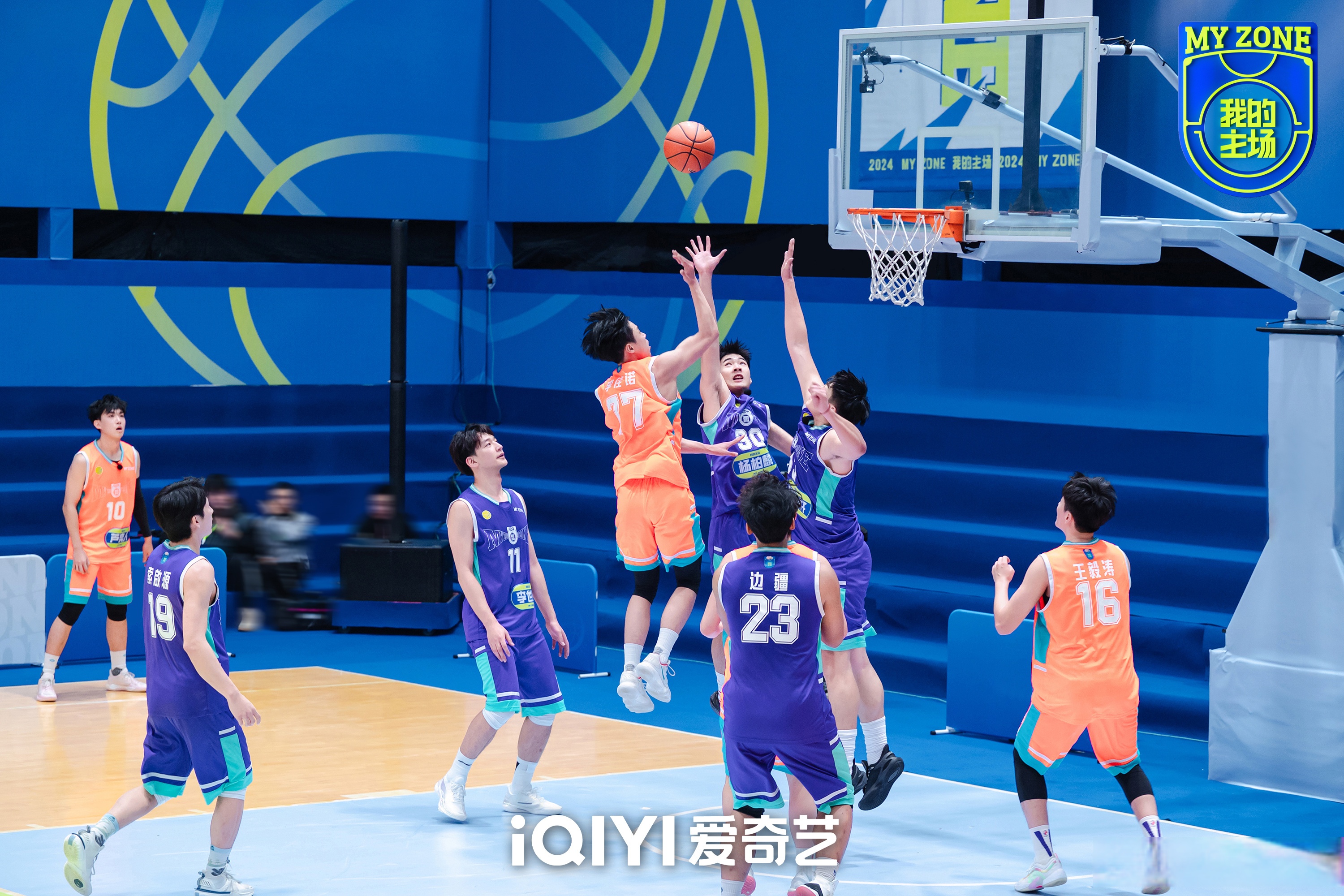 胜负不定：看球的人们都投入到了比赛的紧张氛围中