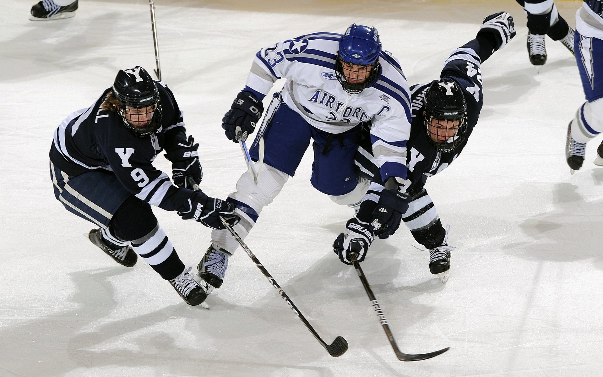 IM体育社区互动入口-阿克神兵天降定乾坤，皇马力克黄色潜水艇巩固榜首