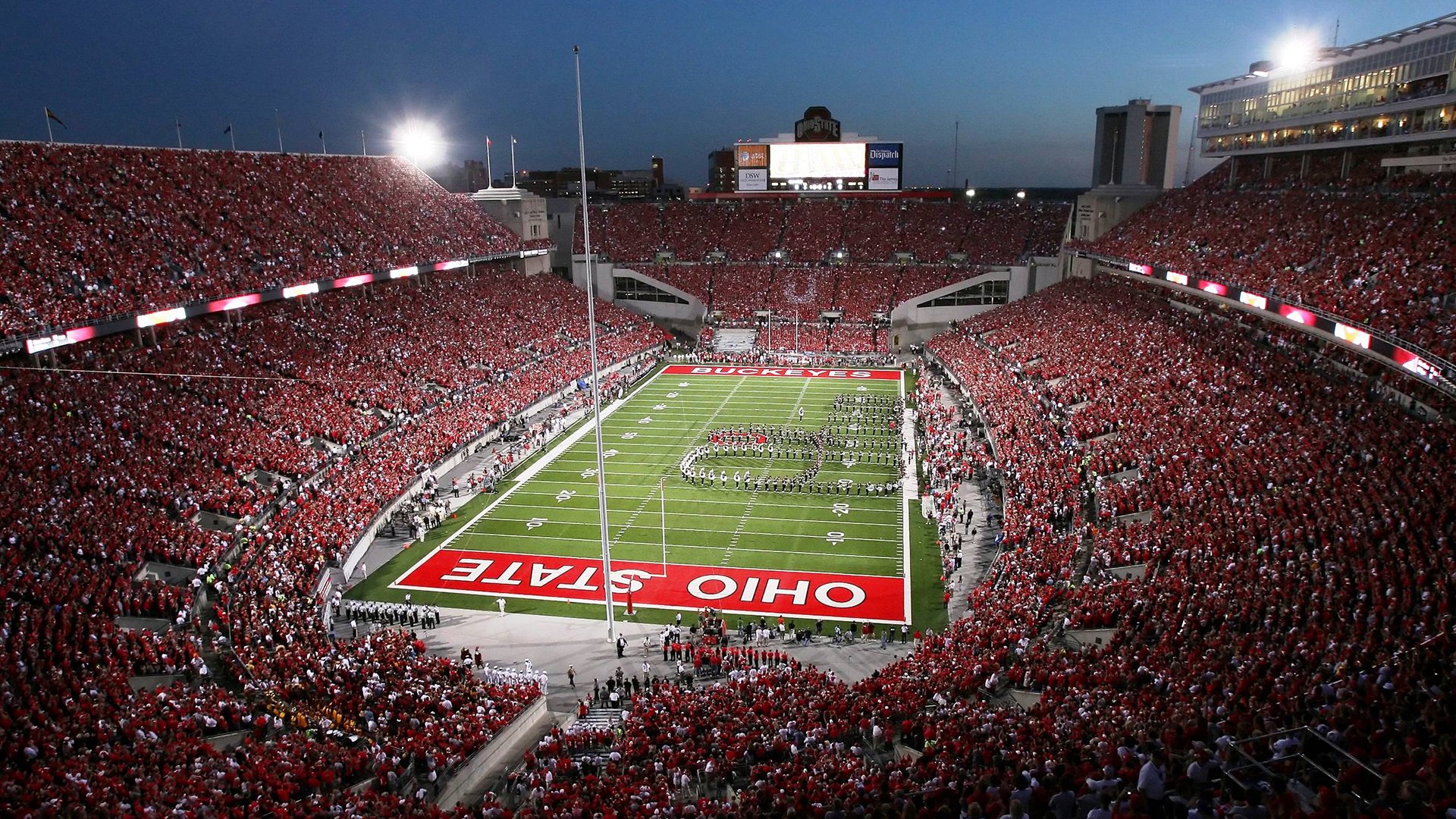 IM体育官网入口-赛道与球场的双重奏，F1街道赛焦点战，尼克斯一波带走老鹰